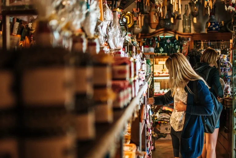 Perfumy damskie: jak wybrać zapach idealny na każdą porę roku