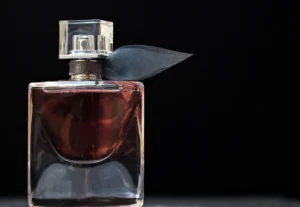 Typy zapachów w perfumach damskich: świeże, słodkie, orientalne – jak wybrać swój