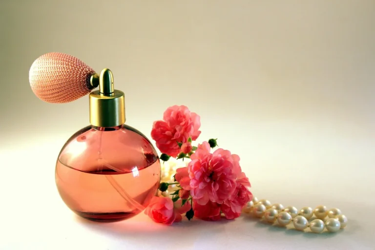 Perfumy na lato: lekkie propozycje dla niej i dla niego