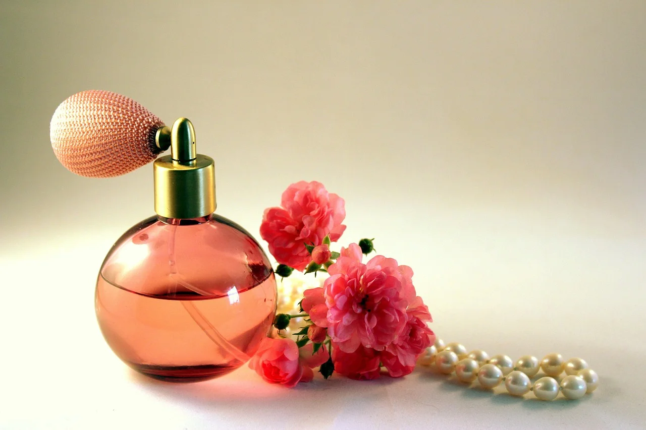 Perfumy na lato: lekkie propozycje dla niej i dla niego